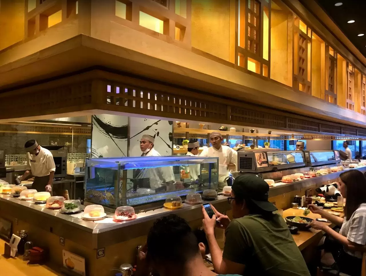 Suasana ruang makan Sushi Tei Medan